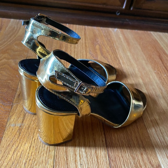 Liliana gold block heels 7.5 shoe size - Picture 3 of 11